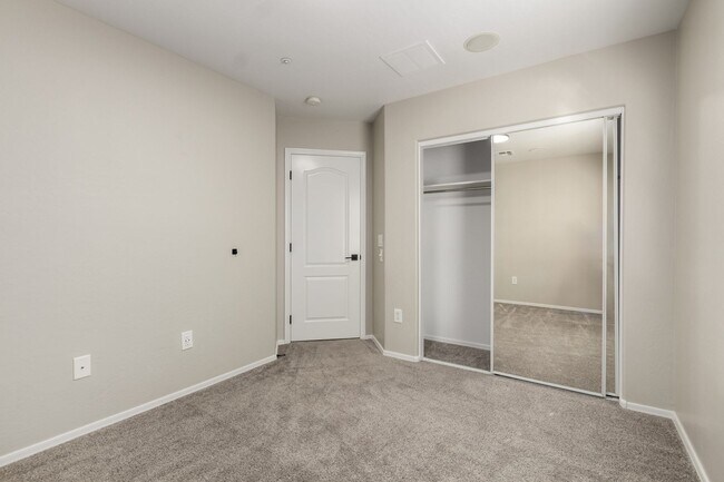 Building Photo - 3 Bed, 2 Bath in Gated Val Vista Classic