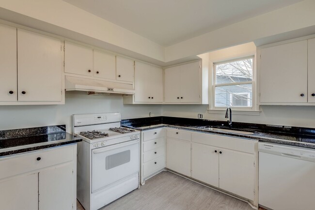 Building Photo - 3 Bed, 2 Bath Home in Prime Sylvan Park Lo...