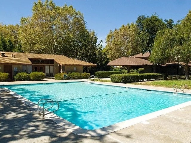 Building Photo - 215 Red Oak Dr