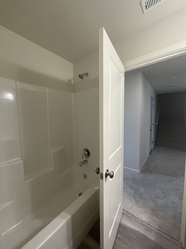 Building Photo - 4 bedrooms + BONUS ROOM And 2.5 baths Tumw...