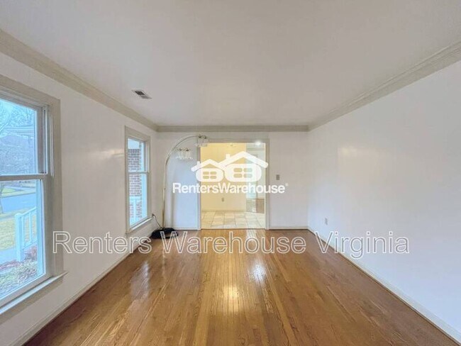 Building Photo - 352 Peace Haven Dr