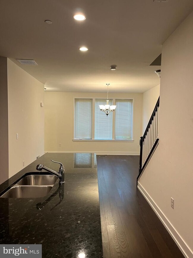 Building Photo - 805 Lakeview Ct