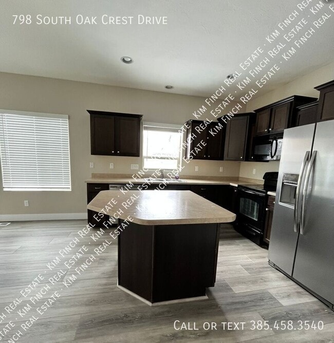 Building Photo - 798 S Oak Crest Dr