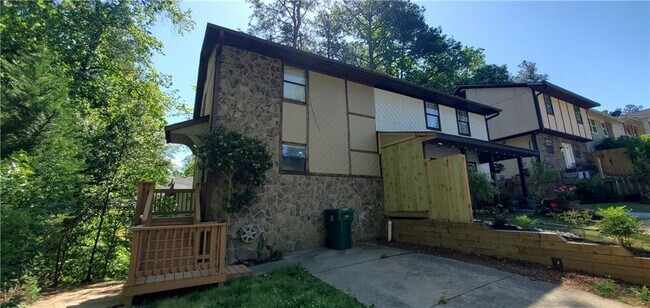 Building Photo - 2571 Park Rd