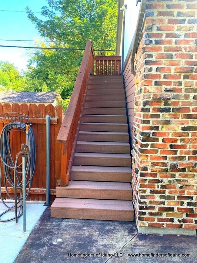 Building Photo - Charming North-end Loft Apartment!
