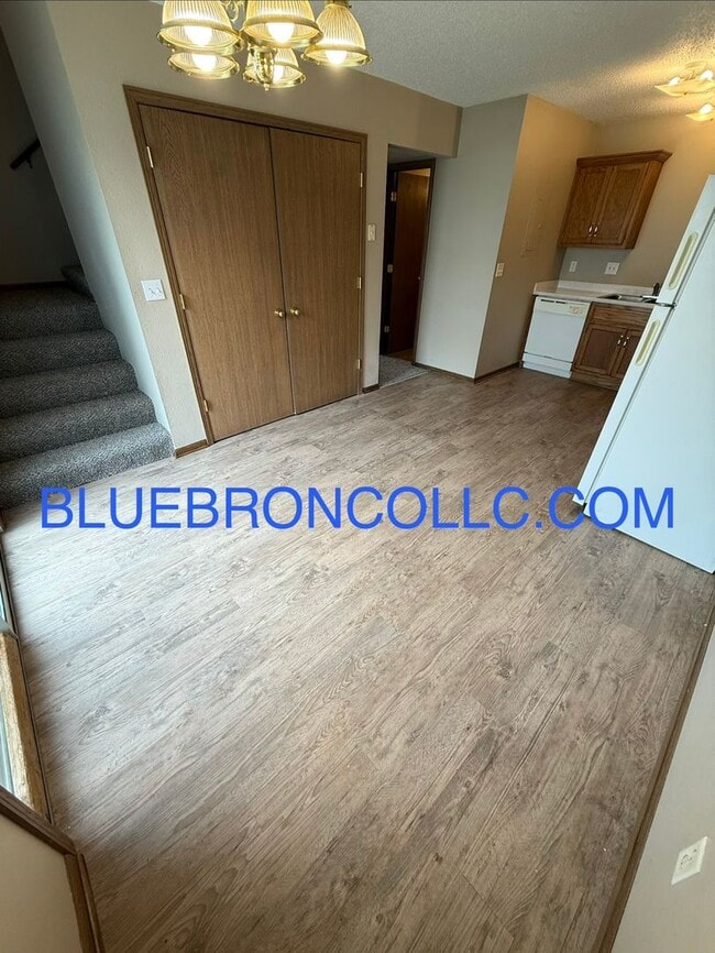 Building Photo - Newly remodeled 3 bedroom townhome for a great price!