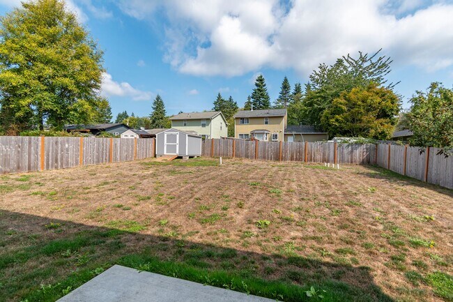 Building Photo - Stylish 3-Bedroom Home with Fenced Yard