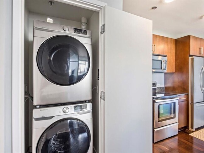 Building Photo - Luxury High Rise Condo Available 7/1/25
