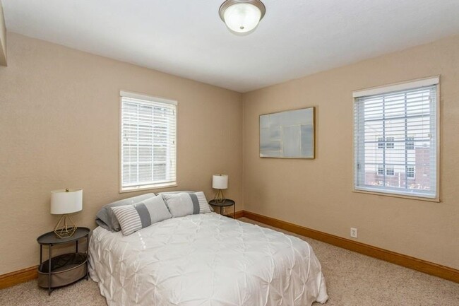 Building Photo - 300 Grandview Ct