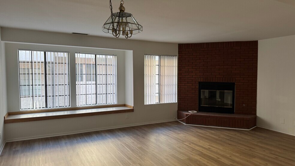 Building Photo - 2307 N Cahuenga Blvd