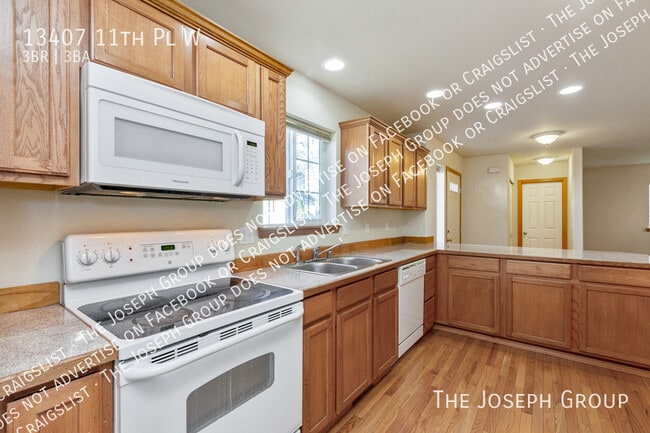 Building Photo - 13407 11th Pl W