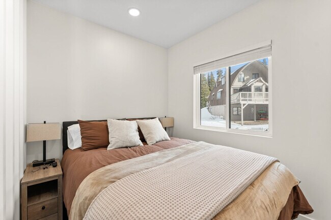 Building Photo - 220 Circle Dr