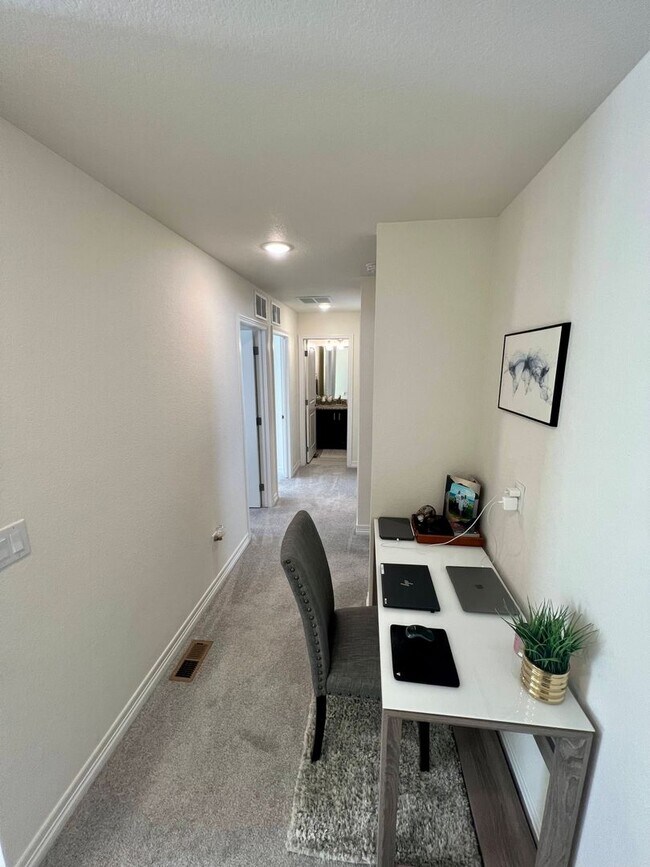 Building Photo - Almost New 3BD 2.5Bath Townhouse