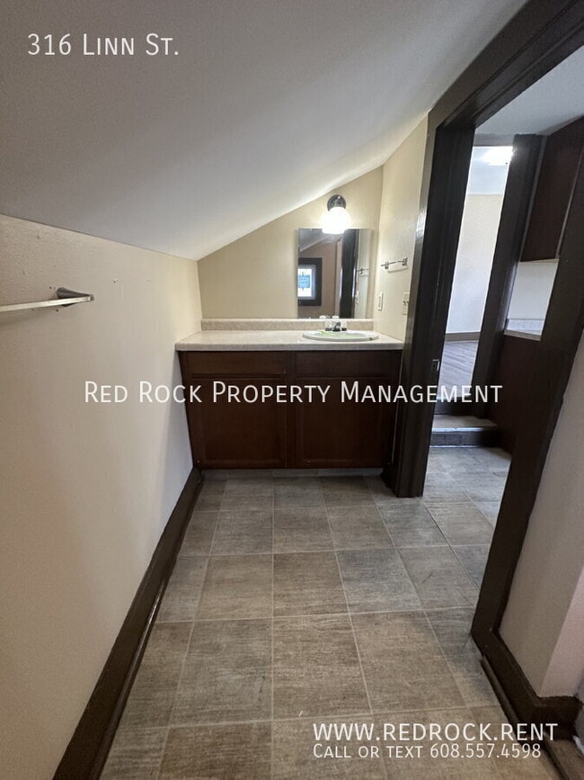 Building Photo - 316 Linn St