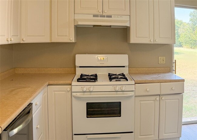 Building Photo - 817 S Kelly Ave