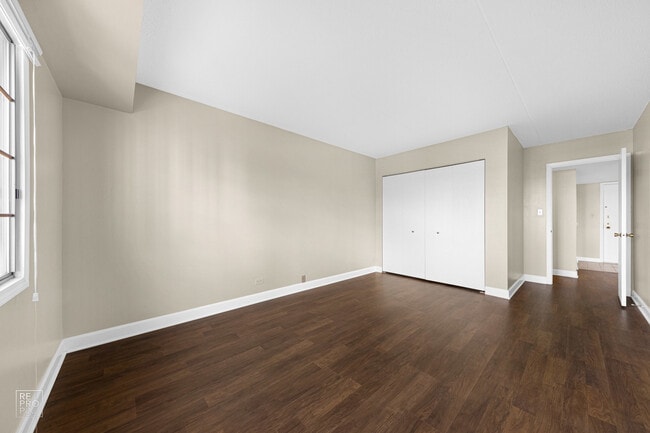 Building Photo - 350 Plum Creek Dr
