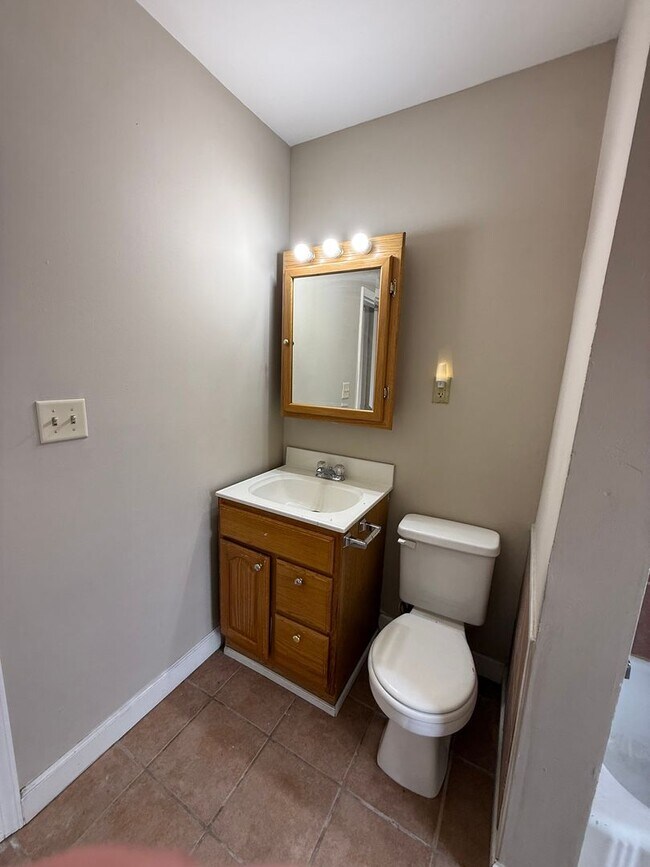 Building Photo - 562 Edmund Ave W