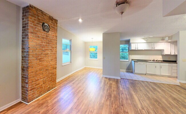 Building Photo - 2667 Bellevue Ave