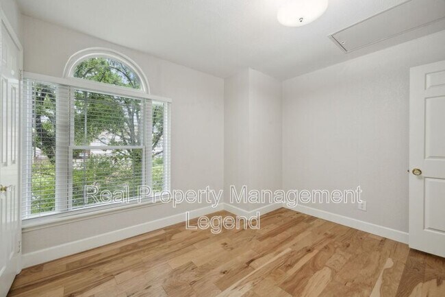 Building Photo - 2701 Harmon Dr