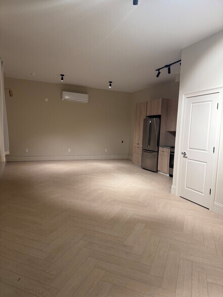 Building Photo - 319 W 9th St