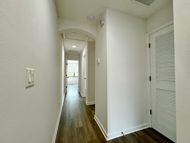 Building Photo - 3BR/2.5BA Paloma Townhome. Bright & Comfortable!