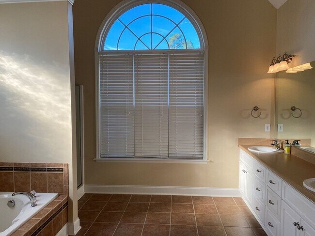 Building Photo - 933 Woody Hill Cir