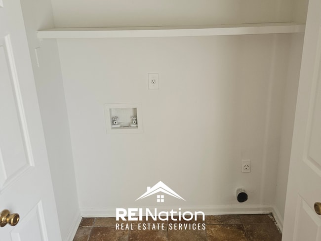 Building Photo - MEMPHIS CHARMER! | Vaulted Ceilings & Brick Fireplace | 3 Bed / 2 Bath