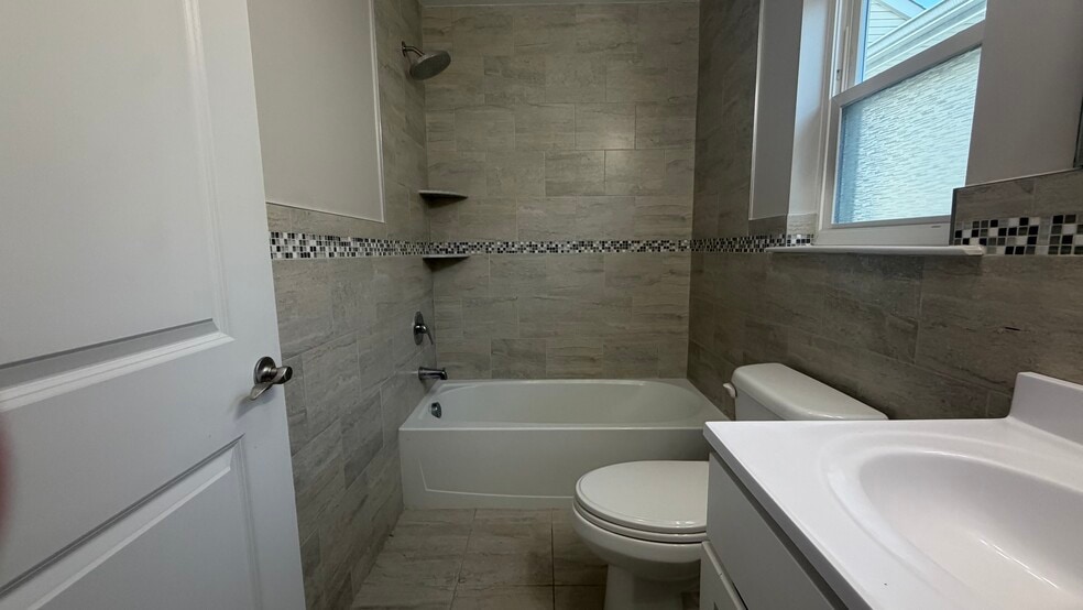 BATHROOM #2 - 234 Palmer St