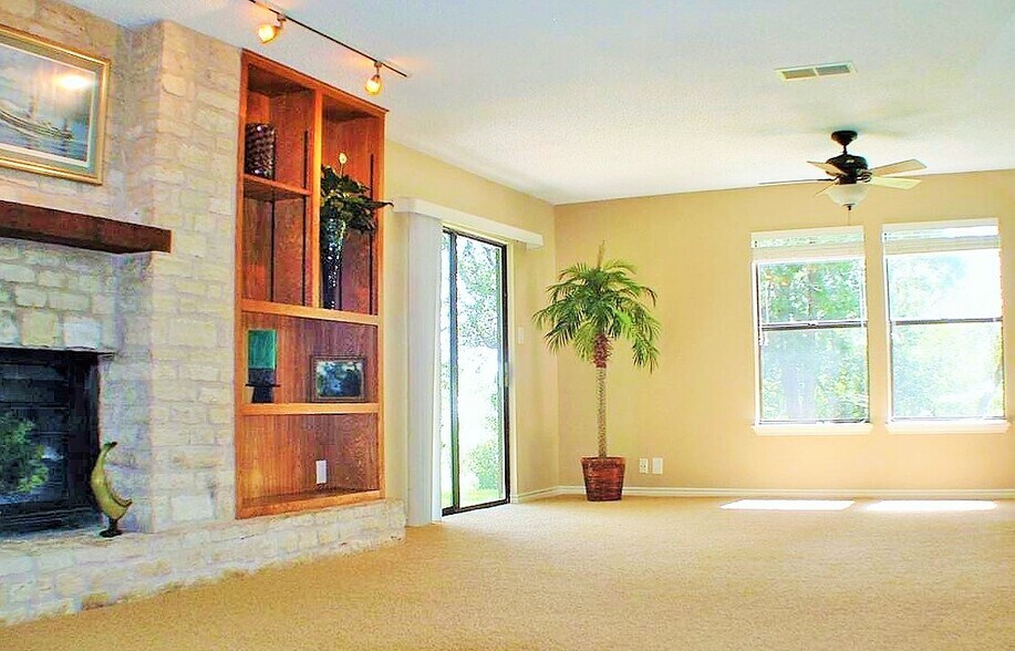 Building Photo - 9810 Lake Ridge Dr