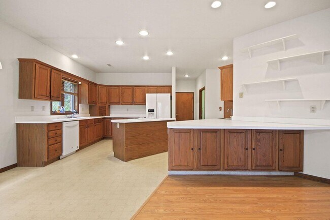 Building Photo - Private 3BR Brick Home with Scenic View