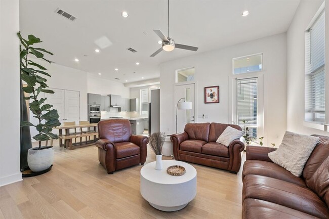 Building Photo - 6101 Florencia Ln