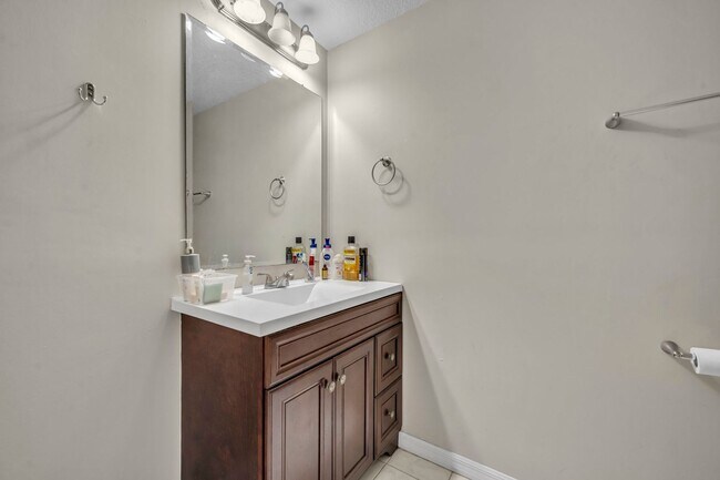 Building Photo - UCF Condo Utilities included