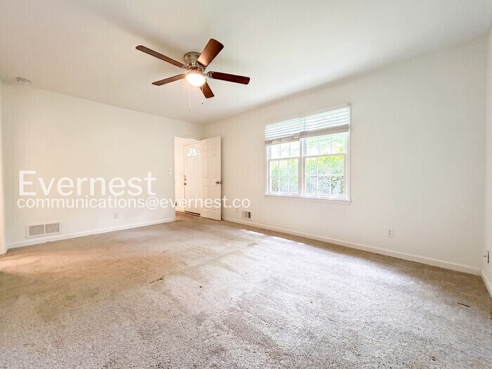 Building Photo - 323 N Briar Ridge
