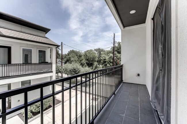 Building Photo - 2510 Tuam St