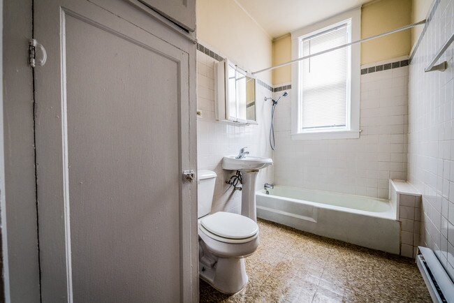 Building Photo - 10425-10429 S Vernon Ave