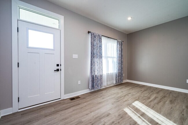Building Photo - 2049 Creswell Dr