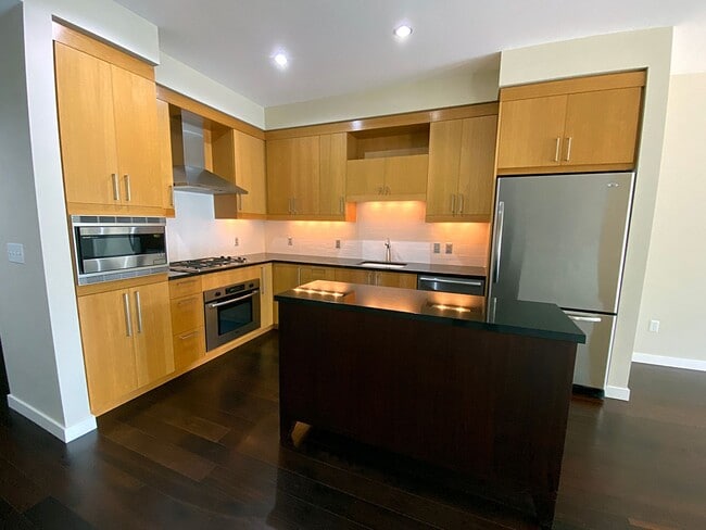 Building Photo - Fantastic 11th Floor Westerly Condo with C...
