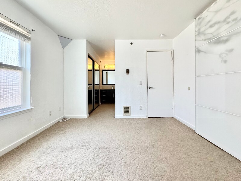 Building Photo - 705 Canonbury Way