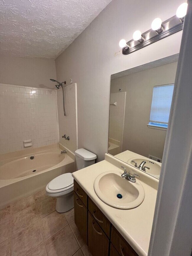 Building Photo - Hard to find and easy to love—this spacious Sugar Hill home won’t last long!