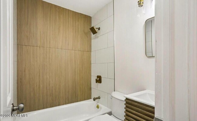 Building Photo - 99 Ravine Dr