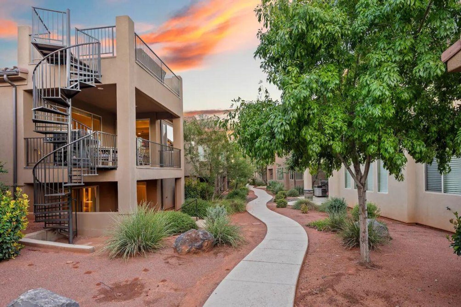 Building Photo - 3800 Paradise Vlg Dr