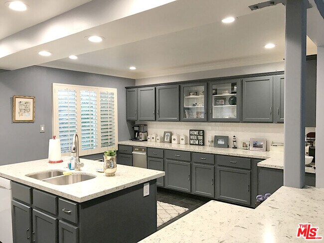 Building Photo - 8727 Shoreham Dr