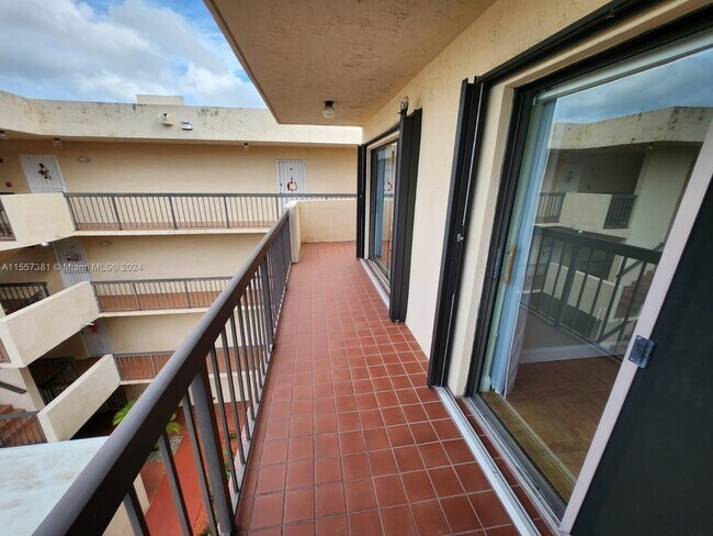 Building Photo - 995 SW 84th Ave