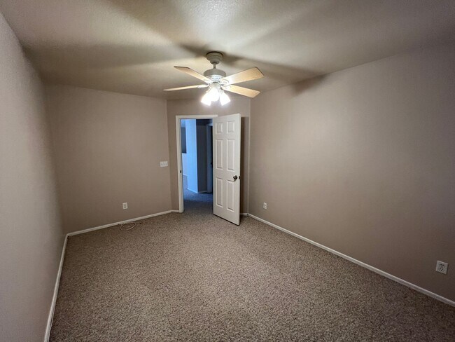 Building Photo - 13153 N Tanner Robert Dr