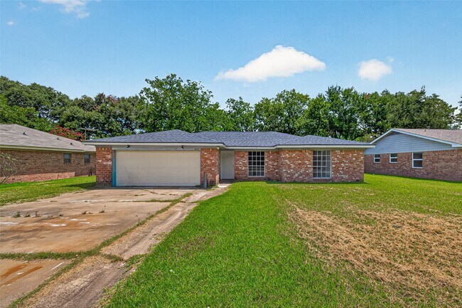 Building Photo - 2013 Long Dr