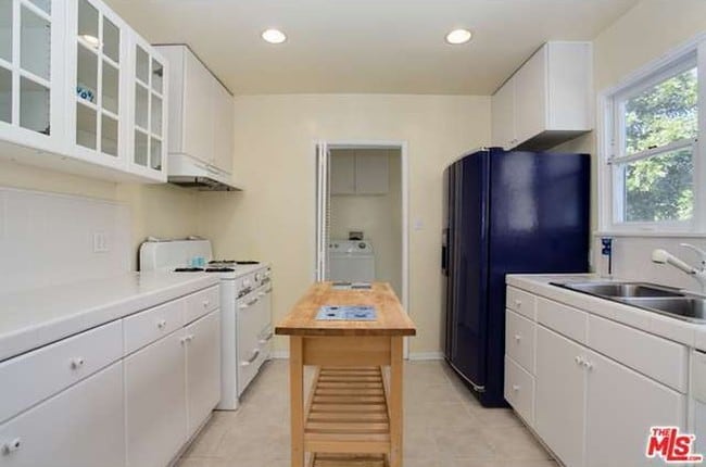 Kitchen - 2457 Ashland Ave