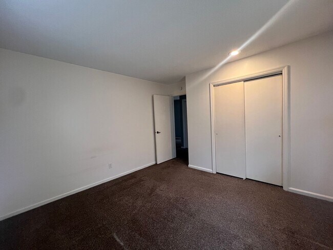 Building Photo - Cozy 2-Bedroom Apartment with Convenient First-Floor Living