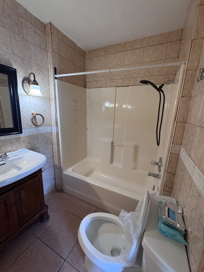 Building Photo - 151 SE Castana Ct