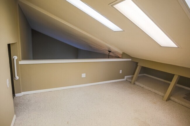 Building Photo - Charming 2-Bedroom Townhome in Vista Fairways of Valencia!