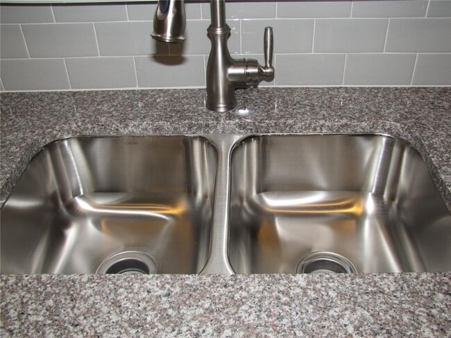 Building Photo - 462 Spring View Dr